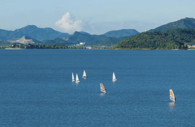 黄晓明悼念95岁姥姥离世，深情流露